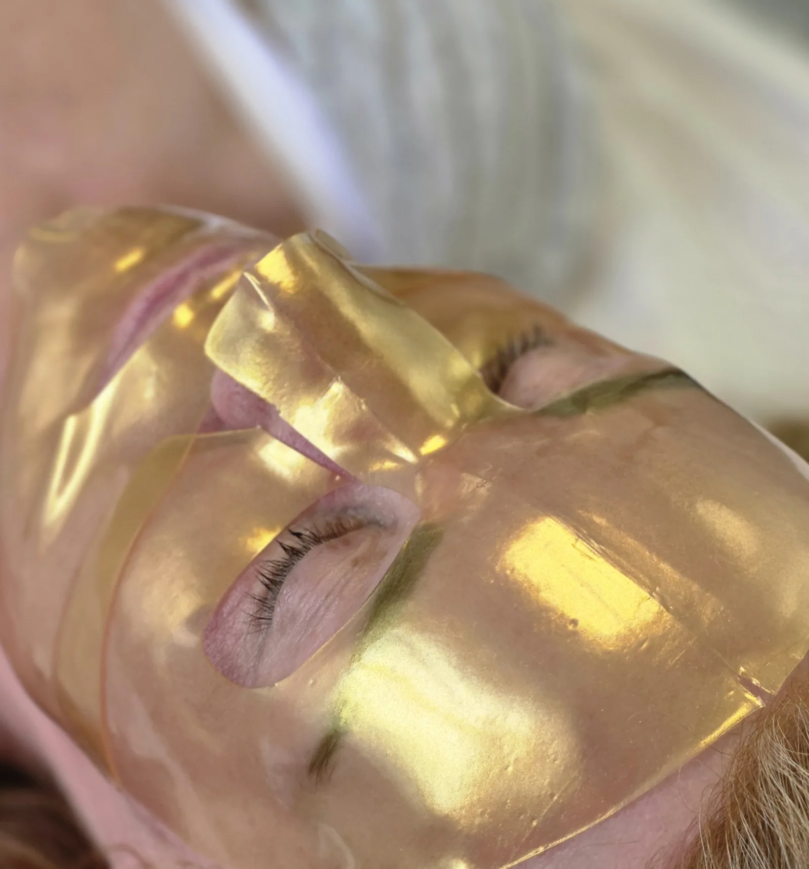 Soothing gold mask after treatment