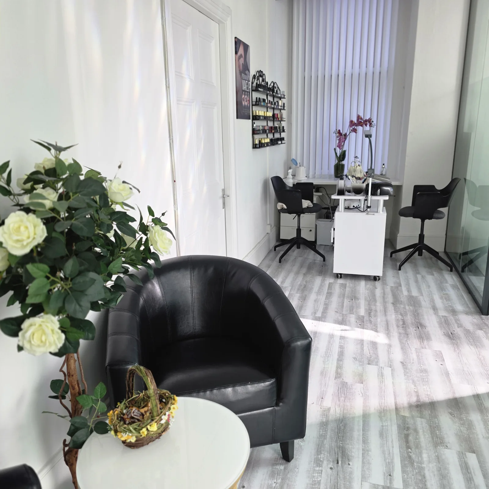 The waiting lounge at Déise Beauty